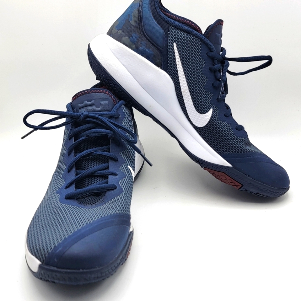 Like NEW!! Nike Lebron Witness II Size 12M. S1113